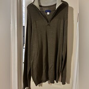 Men’s simply styled quarter zip sweater